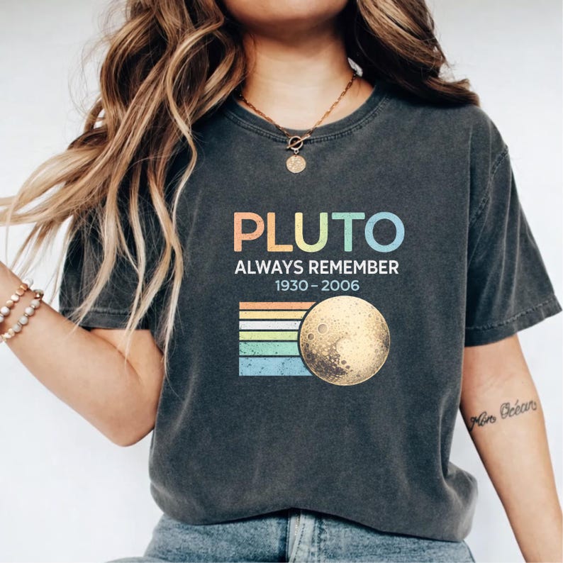 Pluto Always Remember 1930–2006 Sweatshirt, Retro Space Shirt, Funny Astronomy Gift, Vintage Solar System Crewneck