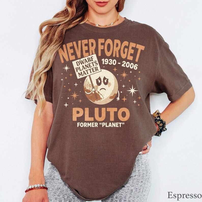 Never Forget Pluto T-Shirt - Men & Women's Unisex Graphic Tee - Vintage Dwarf Planet Tee - Astronomy Space Lover Shirt - Retro Shirt