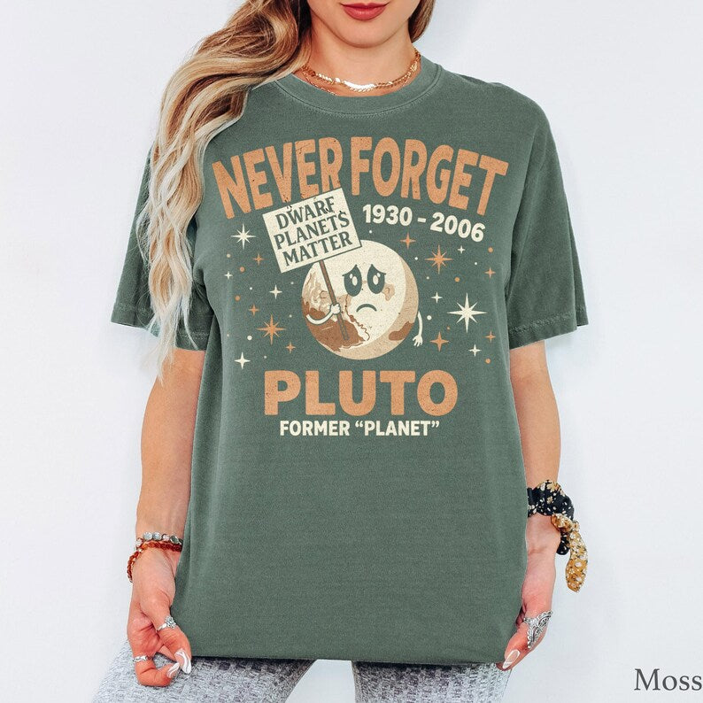 Never Forget Pluto T-Shirt - Men & Women's Unisex Graphic Tee - Vintage Dwarf Planet Tee - Astronomy Space Lover Shirt - Retro Shirt