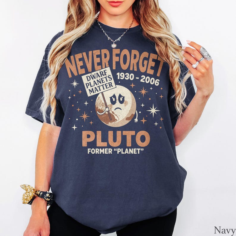 Never Forget Pluto T-Shirt - Men & Women's Unisex Graphic Tee - Vintage Dwarf Planet Tee - Astronomy Space Lover Shirt - Retro Shirt