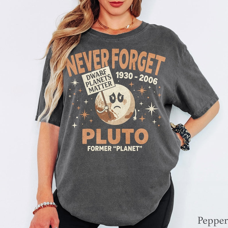 Never Forget Pluto T-Shirt - Men & Women's Unisex Graphic Tee - Vintage Dwarf Planet Tee - Astronomy Space Lover Shirt - Retro Shirt